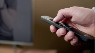 hand holding a tv remote